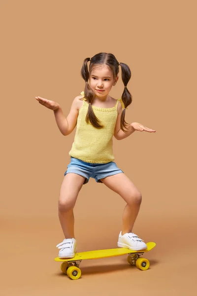 Aktives Junges Mädchen Gelbem Hemd Und Jeanshose Auf Skateboard Vor — Stockfoto
