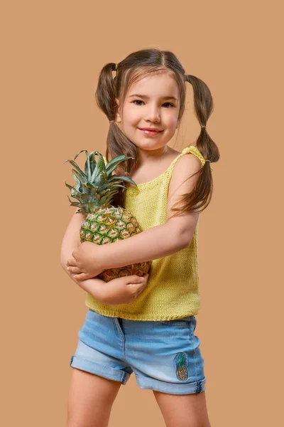 Lustiges Junges Mädchen Posiert Verspielt Mit Ananas Auf Beigem Hintergrund — Stockfoto