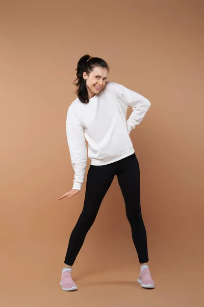 Sportliches Und Verspieltes Mädchen Weißen Pullover Und Schwarzen Leggings Grimasse — Stockfoto