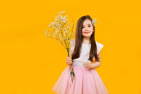 Roztomilé Mladé Dívky Divokými Květy Kytice Rukou Žlutém Pozadí — Stock fotografie