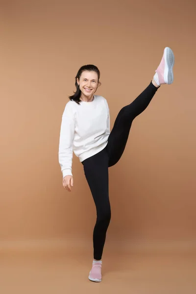 Mujer Deportiva Estirando Una Pierna Estudio — Foto de Stock