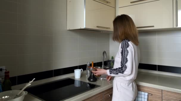 Mädchen Pyjama Kocht Kaffee Der Küche — Stockvideo