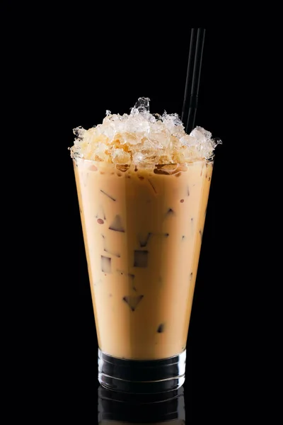 牛奶奶昔与咖啡和碎冰隔离在黑色的背景 — 图库照片