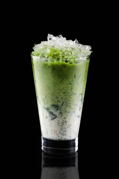 Matcha Freddo Ghiaccio Tritato Isolato Sfondo Nero — Foto Stock