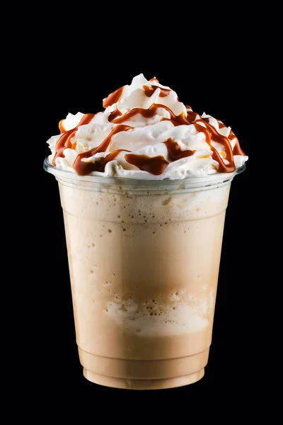 Karamelli milkshake siyah arka planda izole edilmiş.