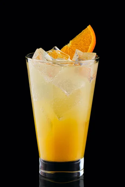 Cold Fizz Cocktail Mit Orange Isoliert Auf Schwarzem Hintergrund — Stockfoto