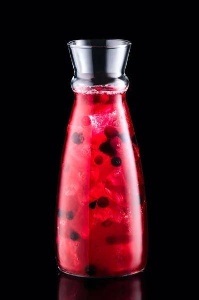 Kalte Sangria Mit Waldbeeren Einem Glas Isoliert Auf Schwarzem Hintergrund — Stockfoto