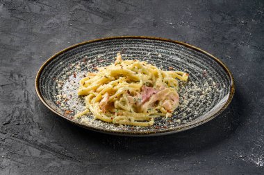 Pastırmalı makarna, jambon ve parmesan peyniri.