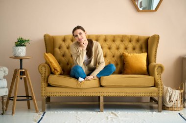 Sakin bir hafta sonu. Kız kanepede dinleniyor, düşünüyor ve güzel anları hatırlıyor.