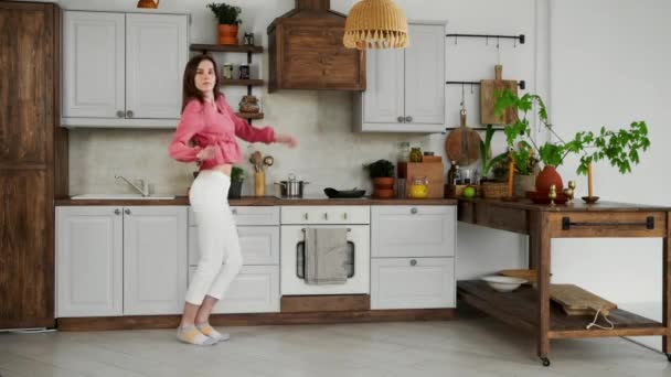 Menina Bonito Coloca Uma Frigideira Pia Enquanto Dança Cozinha — Vídeo de Stock