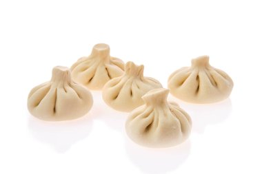 Pişmemiş khinkali beyaz arkaplanda izole edilmiş