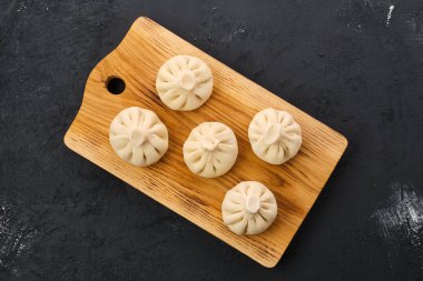 Ahşap tahtada pişmemiş khinkali manzarası