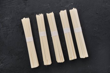 Siyah arka planda kuru Udon buğday eriştesi