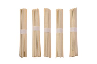 Kuru Udon buğday eriştesi beyaz arka planda izole edildi