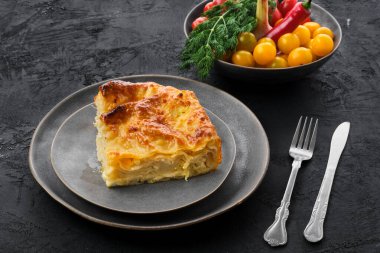 Mayasız hamurdan peynirli börek