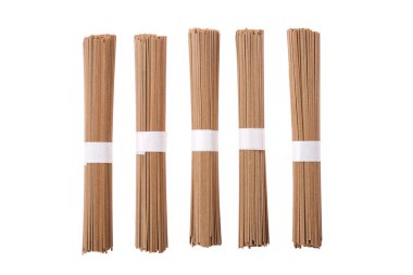 Beyaz arka planda kuru soba karabuğday eriştesi.