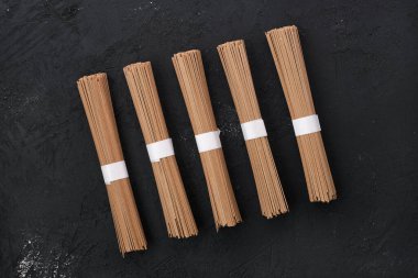 Siyah arka planda kuru soba karabuğday eriştesi.