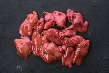 Siyah arkaplanda çiğ ördek ciğeri