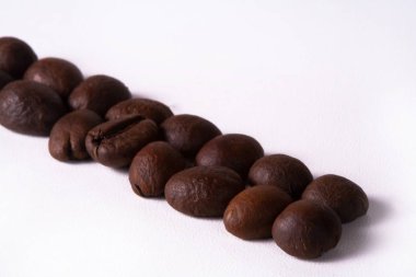 Kahve fincanı ve fasulye eski mutfak masasında. Copyspa ile Üstten Görünüm