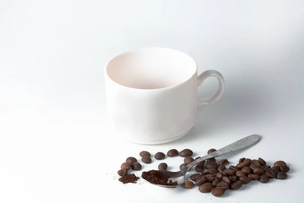 Kaffeetasse Und Bohnen Auf Altem Küchentisch Draufsicht Mit Copyspace Für — Stockfoto