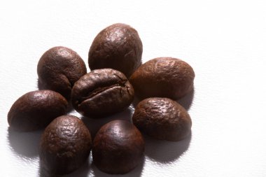 Kahve fincanı ve fasulye eski mutfak masasında. Copyspa ile Üstten Görünüm