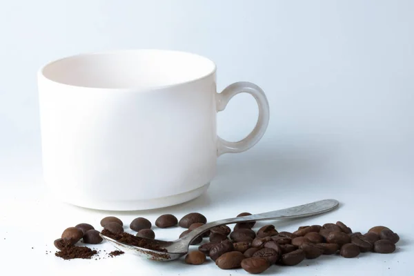 Coffee cup and beans on old kitchen table. Top view with copyspa — Stock Photo, Image
