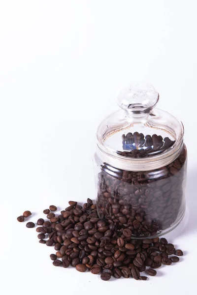 Xícara de café e grãos na velha mesa da cozinha. Vista superior com copyspa — Fotografia de Stock