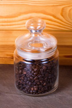 Kahve fincanı ve fasulye eski mutfak masasında. Copyspa ile Üstten Görünüm