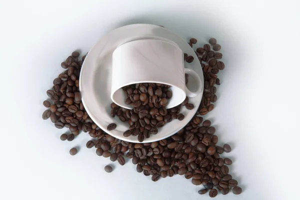Coffee cup and beans on old kitchen table. Top view with copyspa — Stock Photo, Image