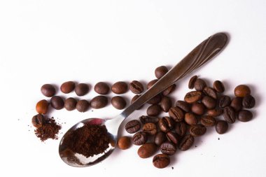 Kahve fincanı ve fasulye eski mutfak masasında. Copyspa ile Üstten Görünüm