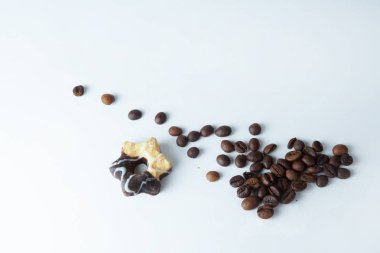 Kahve fincanı ve fasulye eski mutfak masasında. Copyspa ile Üstten Görünüm