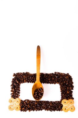 Kahve fincanı ve fasulye eski mutfak masasında. Copyspa ile Üstten Görünüm