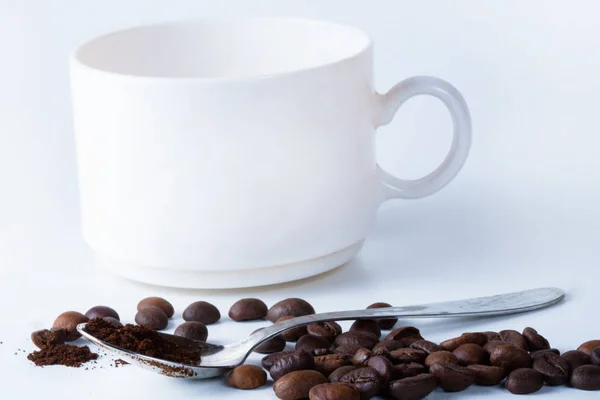 Kaffekopp och bönor på gamla köksbord. Ovanifrån med copyspa — Stockfoto