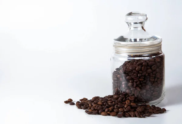 Xícara de café e grãos na velha mesa da cozinha. Vista superior com copyspa — Fotografia de Stock