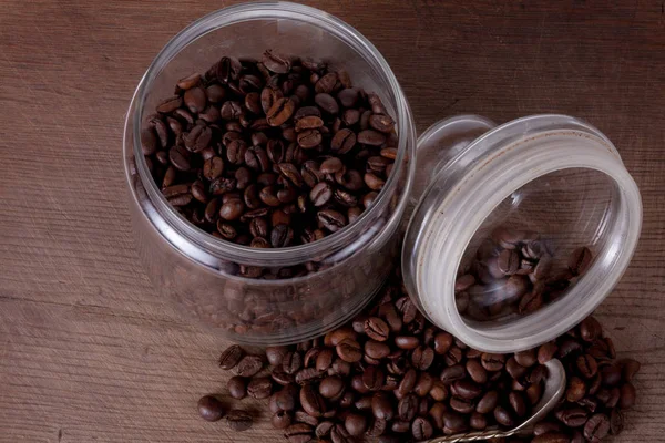 Taza de café y frijoles en la vieja mesa de la cocina. Vista superior con copyspa — Foto de Stock