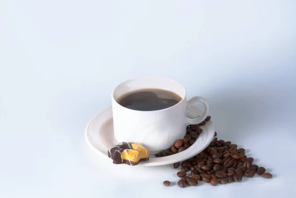 Kaffekopp och bönor. Ovanifrån med copyspa — Stockfoto