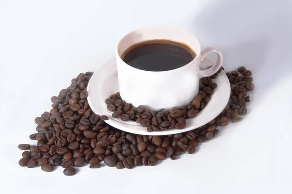 Tasse à café et haricots sur la vieille table de cuisine. Vue de dessus avec copyspa — Photo