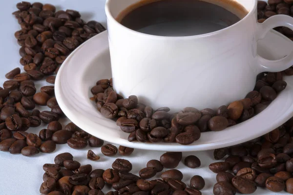 Taza de café y frijoles en la vieja mesa de la cocina. Vista superior con copyspa — Foto de Stock