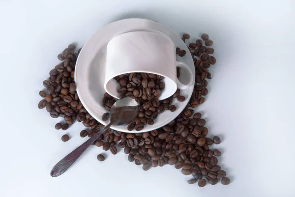 Coffee cup and beans on old kitchen table. Top view with copyspa — Stock Photo, Image