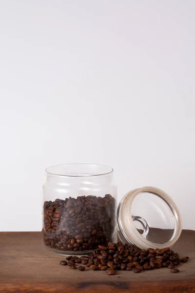 咖啡杯和旧的厨房桌子上的豆子。与 copyspa 的顶视图 图库照片