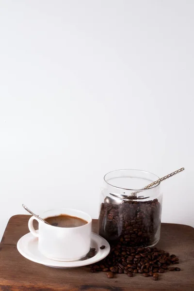 Taza de café y frijoles en la vieja mesa de la cocina. Vista superior con copyspa Fotos De Stock Sin Royalties Gratis