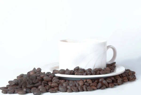 コーヒー カップと古い台所のテーブルの上に豆。Copyspa のトップ ビュー ロイヤリティフリーのストック画像