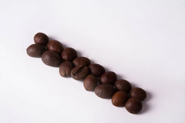 Зерно кофе, бобы. Белый фон — стоковое фото