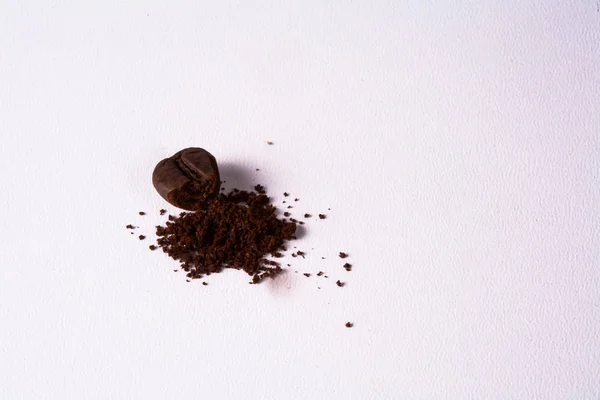 穀物コーヒーの豆。白背景 — ストック写真