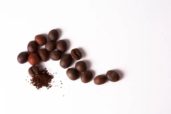 Kaffeekorn, Bohnen. weißer Hintergrund — Stockfoto