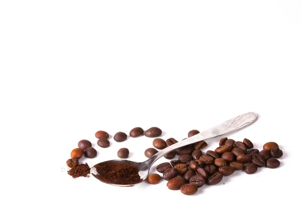 Grain de café, haricots et une cuillère à café sur fond blanc. Gros plan — Photo