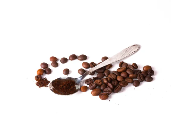 Grain de café, haricots et une cuillère à café sur fond blanc. Gros plan — Photo