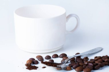 Kahve fincanı ve fasulye eski mutfak masasında..