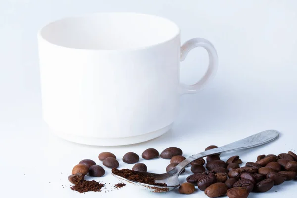 Taza de café y frijoles en la vieja mesa de cocina. — Foto de Stock