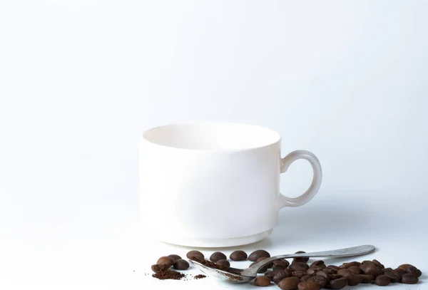 Taza de café y frijoles en la vieja mesa de cocina. — Foto de Stock